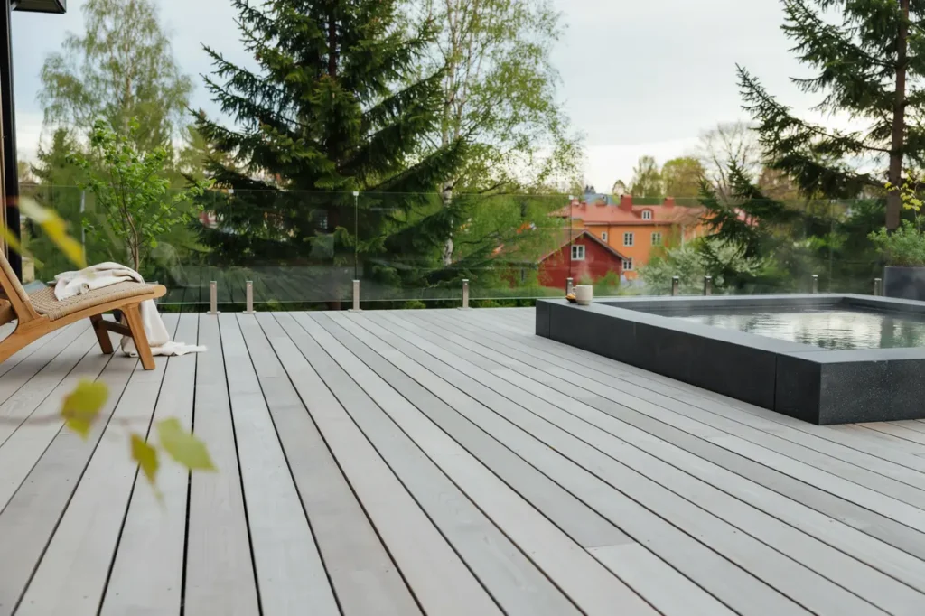 montering och inf llning av spabad i altan i bromsten sp nga