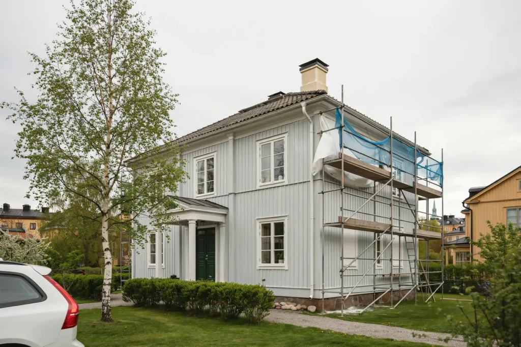 fasadm lning av villa med st llning och v derskydd i tensta sp nga
