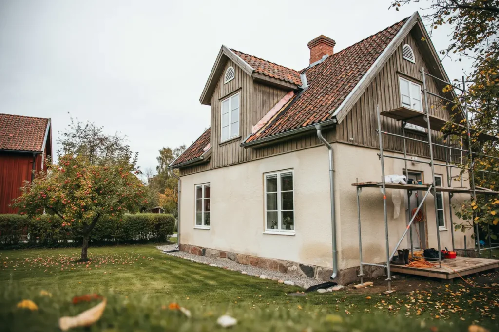 h sts kra huset i september 7 bygg tg rder som minskar v rmel ckage och fuktrisk inf r vintern